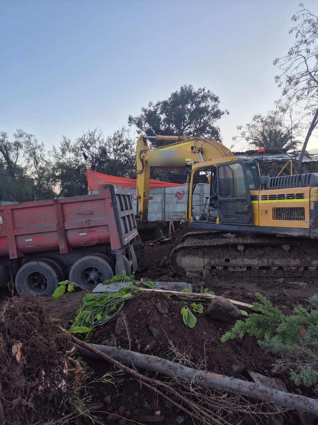 Excavadora cargando camión tolva con material de excavación